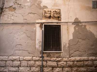 Ma la vera chicca di questa piccola e poco frequentata stradina � la formella che sovrasta una finestra con una grata in ferro. Si tratta di un singolare bassorilievo risalente agli inizi dell�XI secolo probabilmente derivante da qualche chiesa o palazzo non pi� esistente
